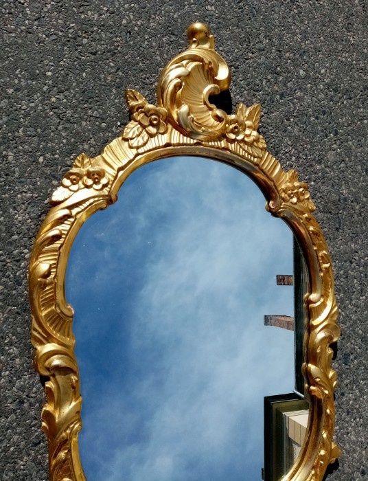 Oglinda franceza piesa cu o lucratura de o foarte mare finețe, stare e