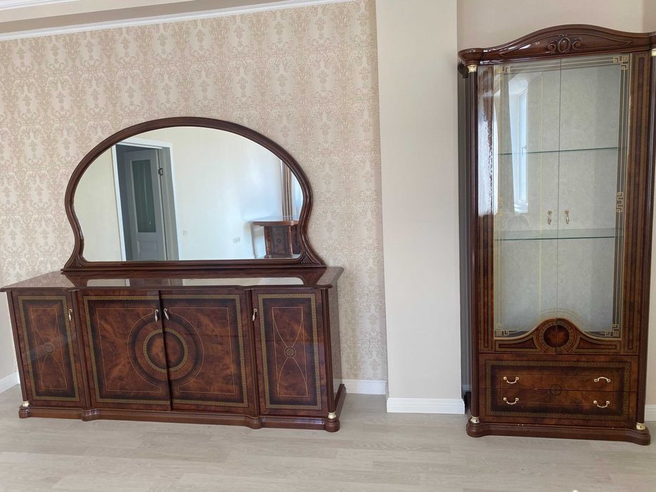 Комод с зеркалом из массива дуба.