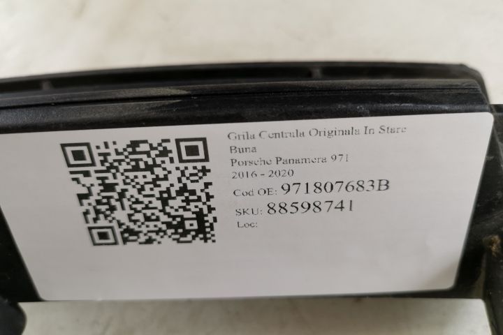 Оригинална централна решетка в добро състояние Порше Панамера / Porsch