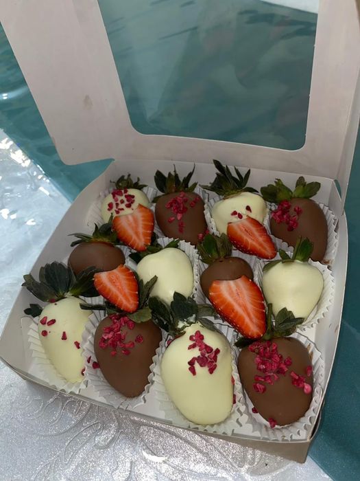 Шоколадқа оралған балғын клубника