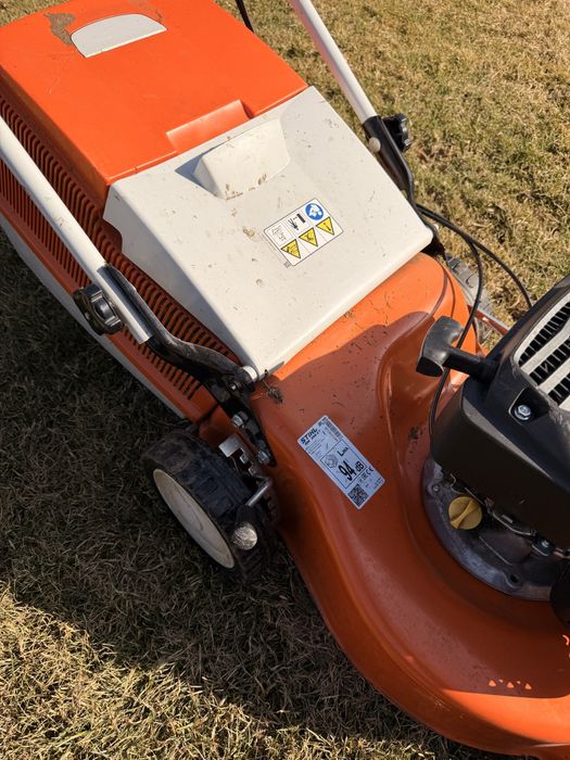 Masina tuns gazonul stihl 248t