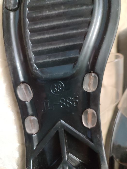 Продаю туфли женские