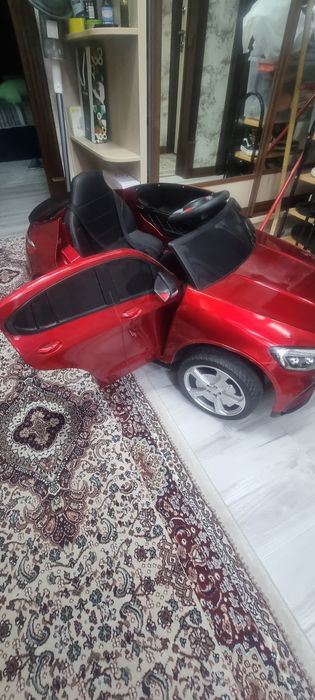 Детская машина на пульт управлении, почти новая,горят фары,мелодия
