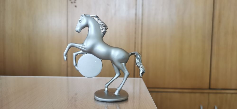 Метална статуетка кон с часовник