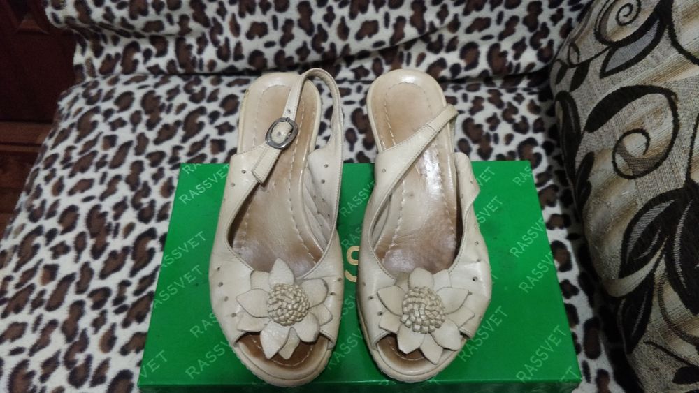 Продам женские босоножки