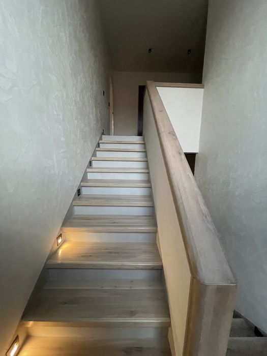 Scari de interior din lemn masiv (trepte / contratrepte) stejar/frasin