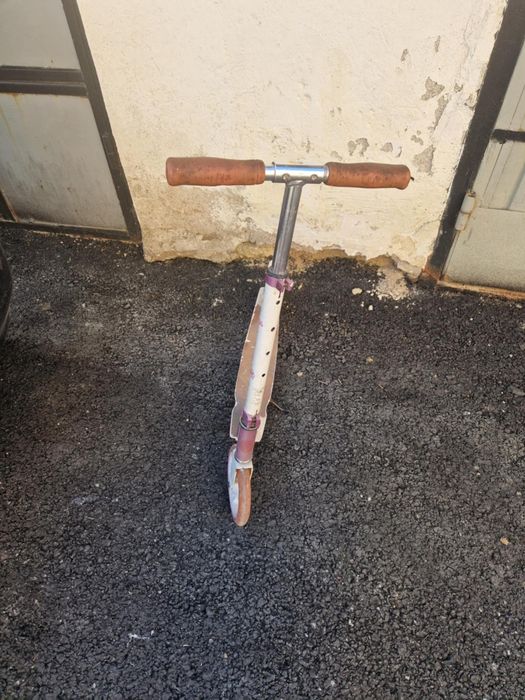 Vând trotineta pentru fetite