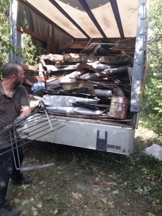 Изхвърляне на Стари мебели Битови отпадъци Строителни отпадъци