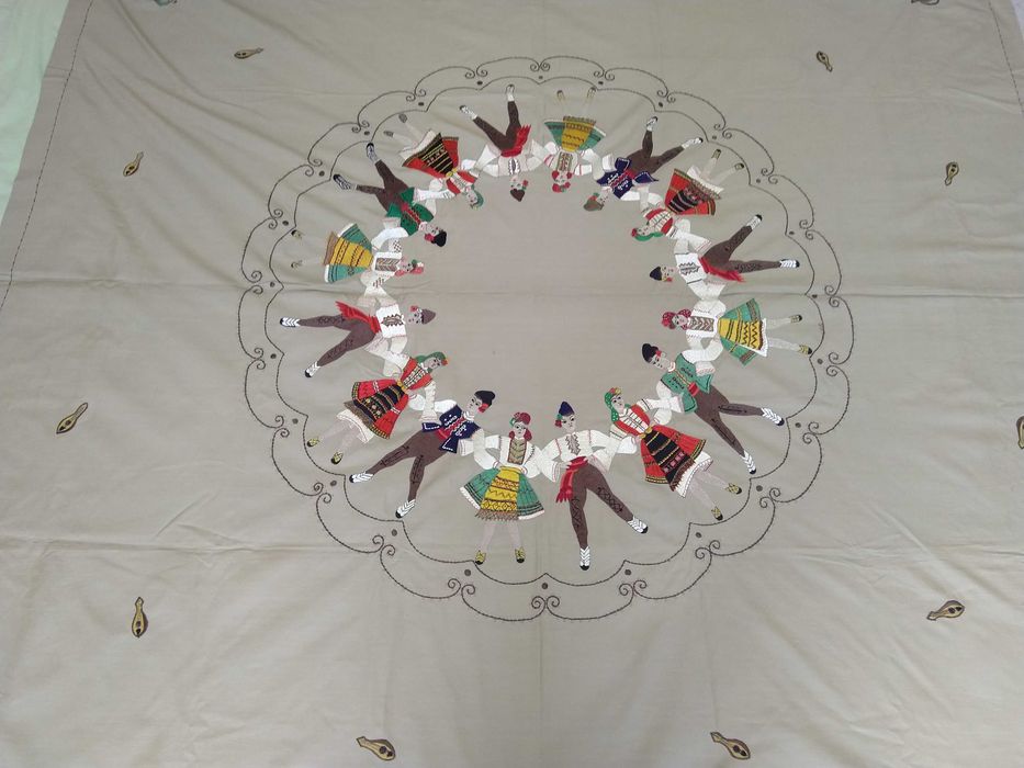 Ръчно шита покривка за маса