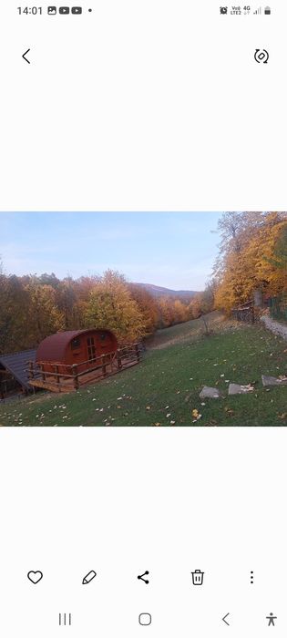 Căsuță din lemn îmbinat tip saună.