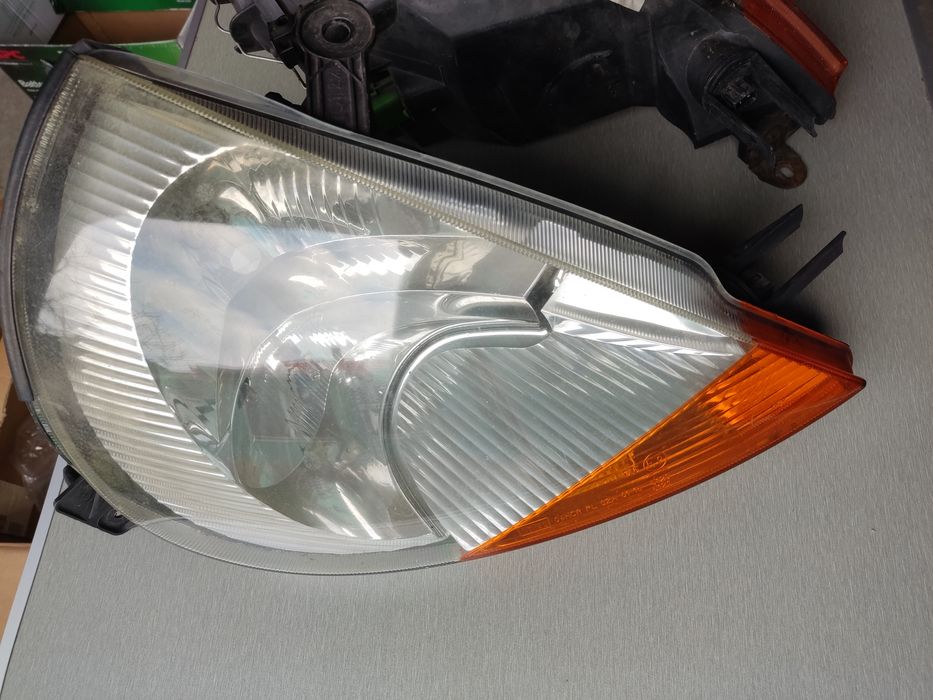 Vând faruri pentru Ford Ka model 2000