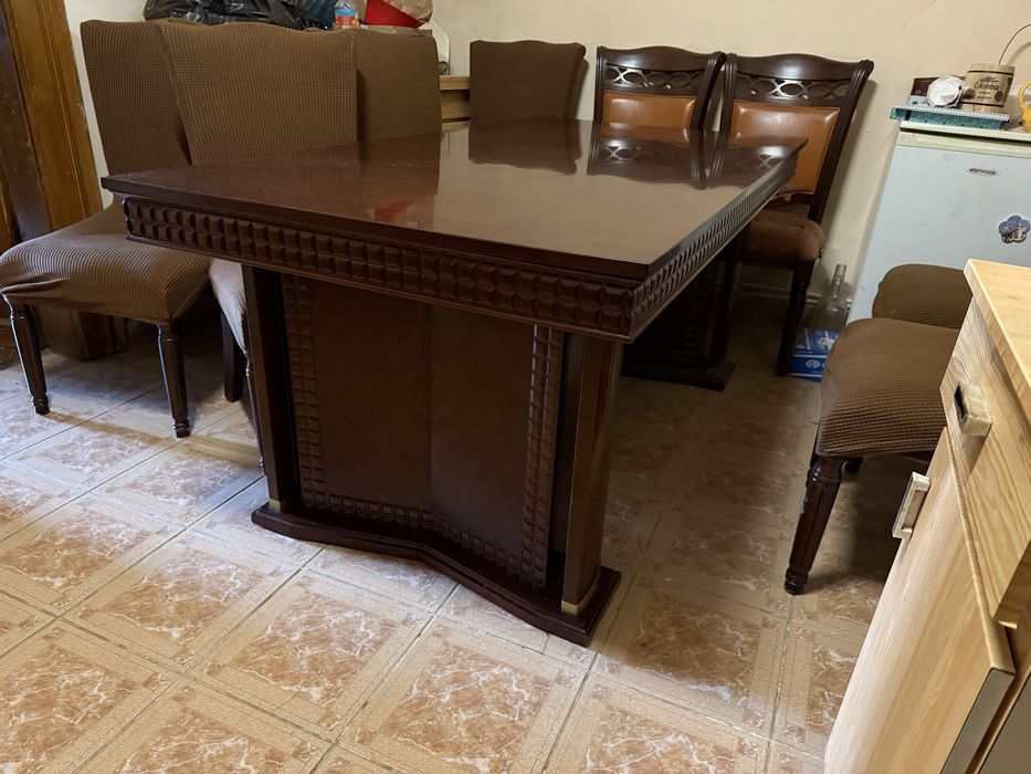 Vând masa luxoasă din lemn masiv pentru sufragerie