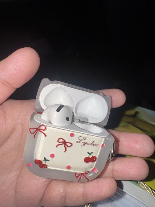 Airpods 4,оригинал (потеряла правое ухо)