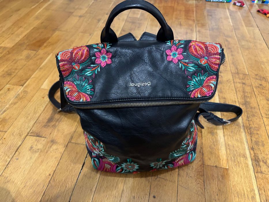 Desigual черна кожена раница с бродерия цветя