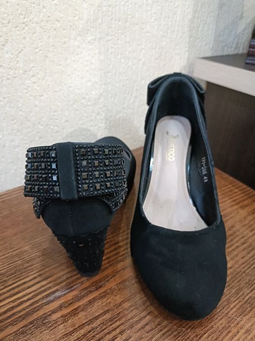Продам замшевые  туфли ,отделка камнями.Замш натуральный.