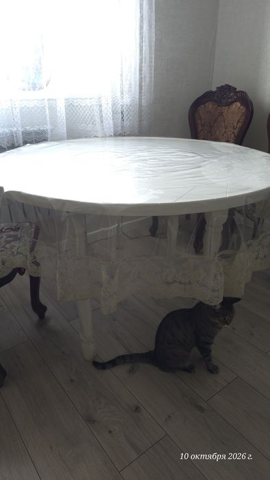 Стол кухонный, круглый,  белый.