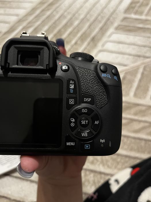 нов фотопарат CANON