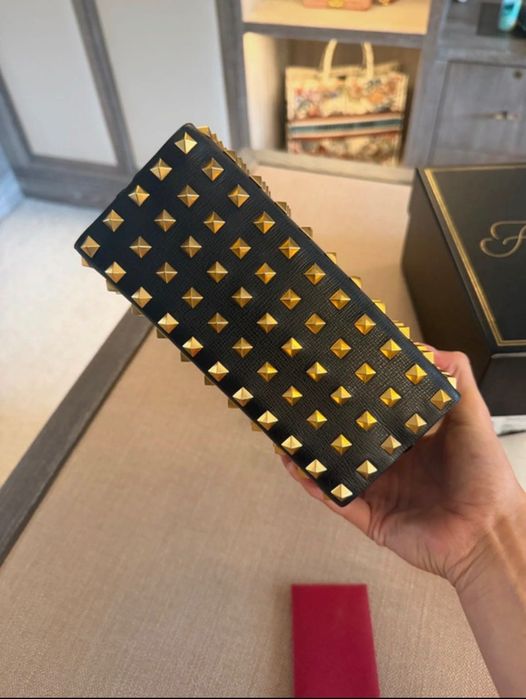 Valentino Garavani Rockstud Alcove Box Bag в отлично състояние.