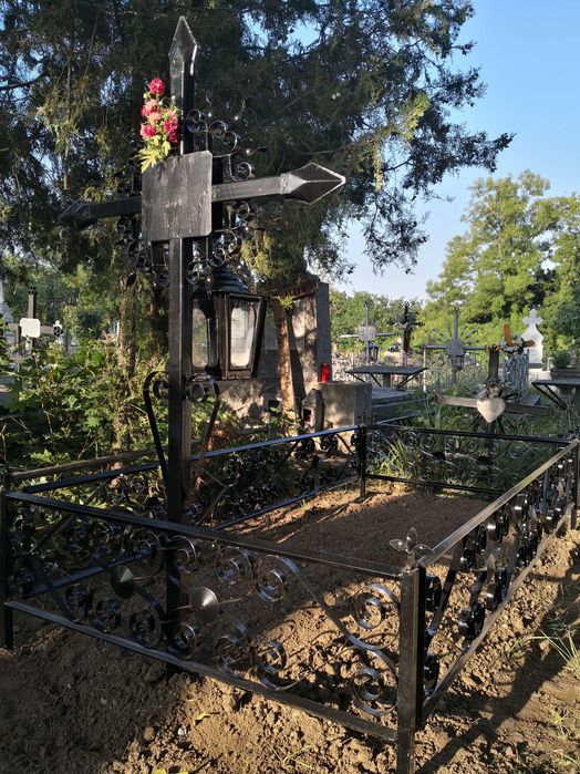 Cruci/Cruce Metalica/Fier pt Mormant/Cimitir/Loc Veci (cu FELINAR) NOI