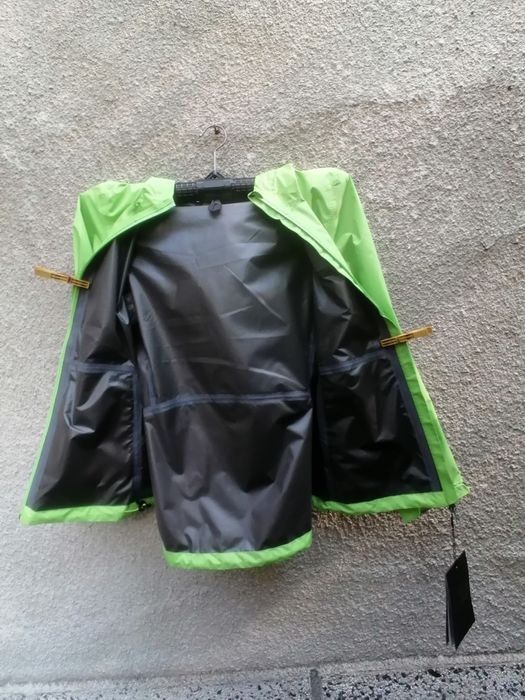 Продавам ново дамско зелено водоустойчиво яке Arc'teryx