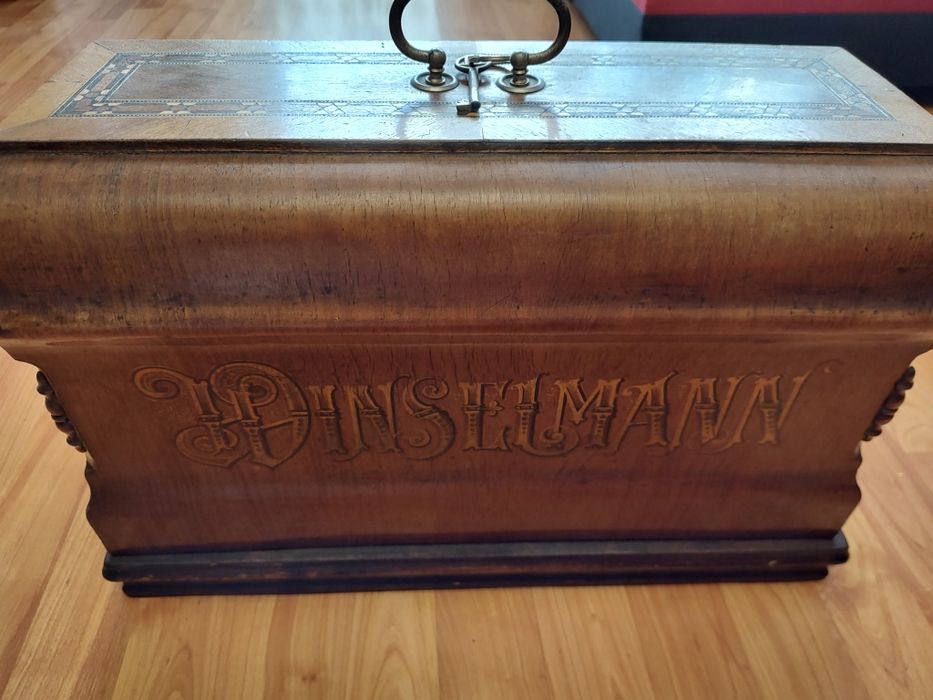 Vând mașina de cusut de colecție !!