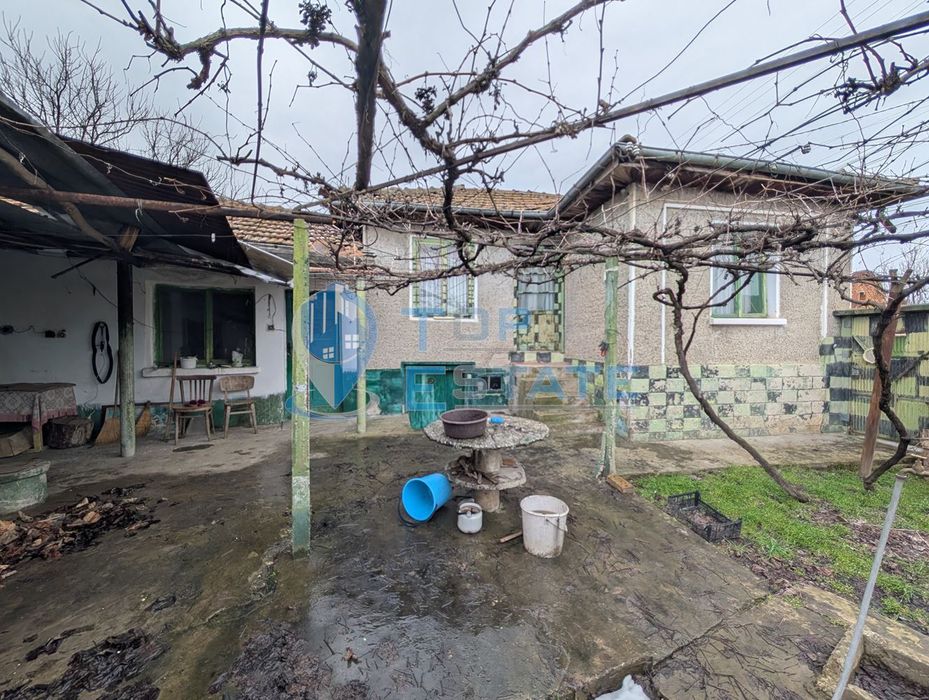 Едноетажна къща с вътрешна баня и кладенец в село Джулюница