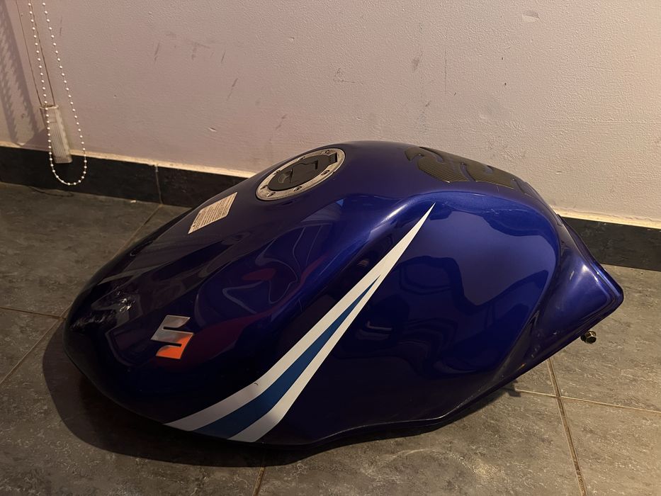 Piese motocicleta GS500 2005 (rezervor,carburator, sa/scaun, aripa, maner mana)