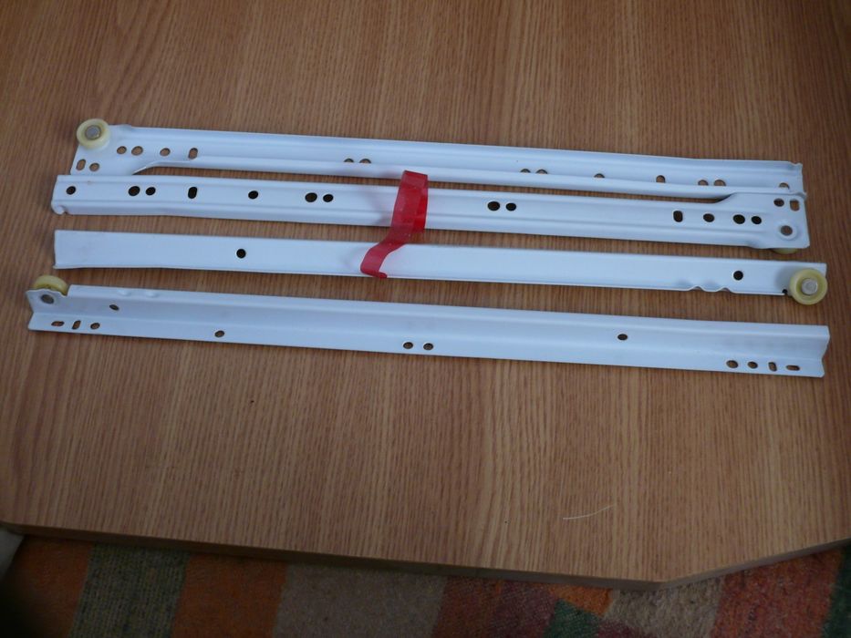 Șină pt. tăblia mobilă destinată tastaturii de PC