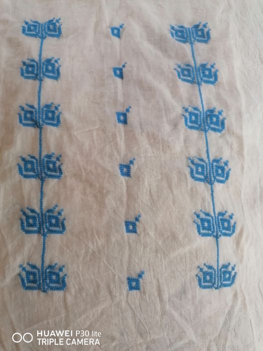 Realizez costume populare cusute manual.