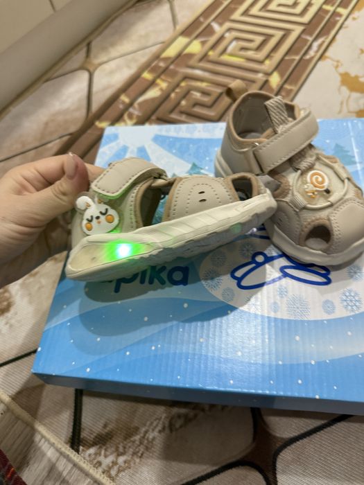 Продам детские сандали кожаные