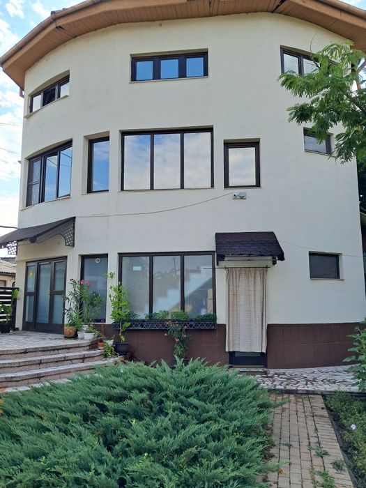 Inchiriere CASĂ  pentru   POLICLINICA sau PENSIUNE