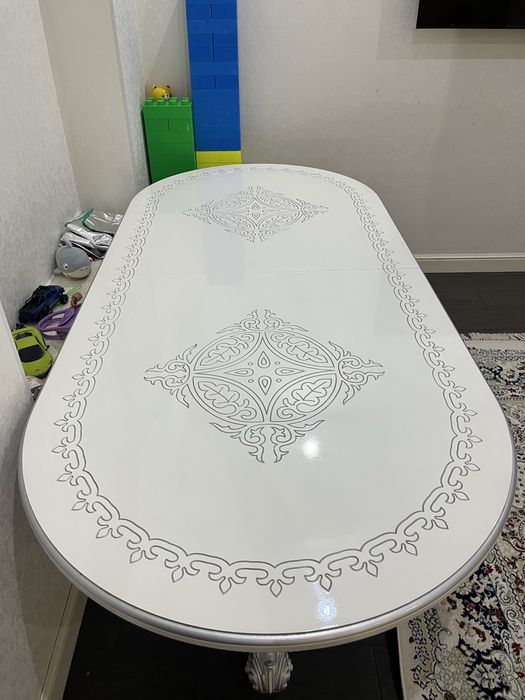 Продам гостийный стол версачи