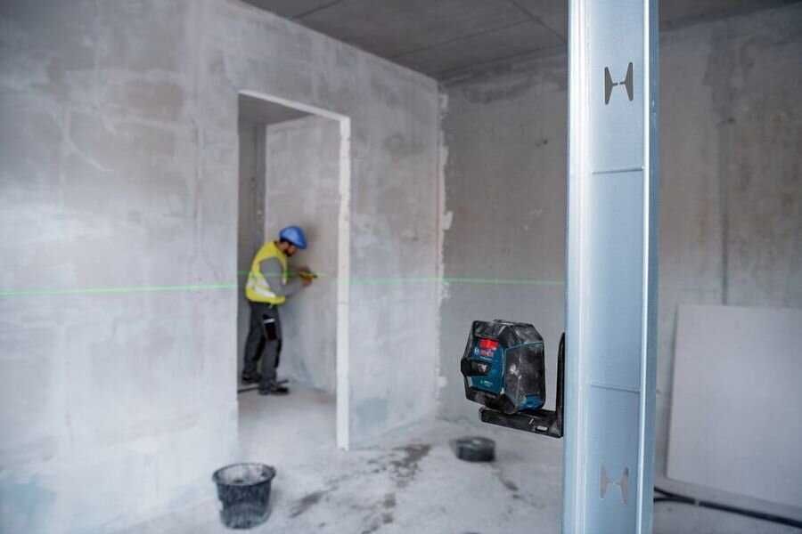 Промоция!Лазерен линеен нивелир GLL 2-15 G + LB 10 + BT 150 Bosch