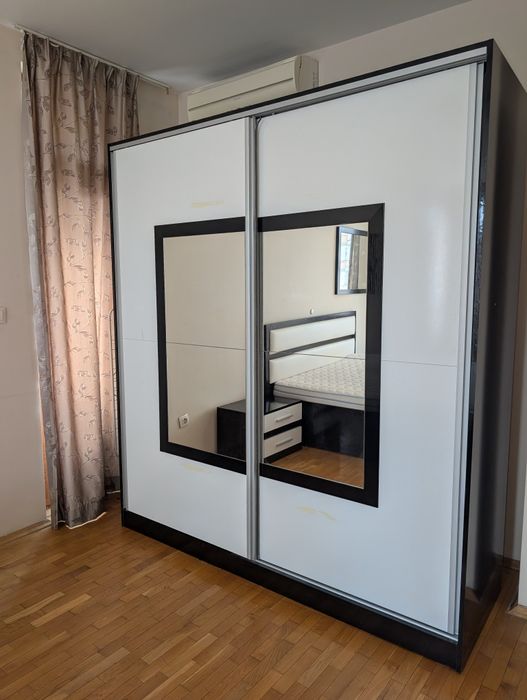 Спалня с две нощни шкафчета, скрин, огледало и гардероб