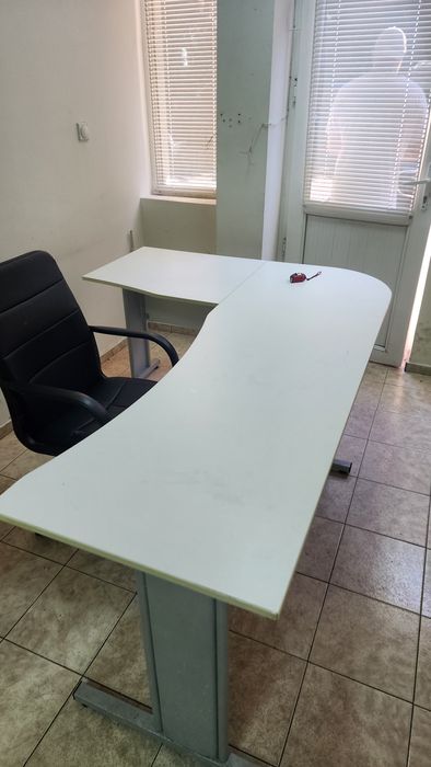 Бюро за офис или маникюр