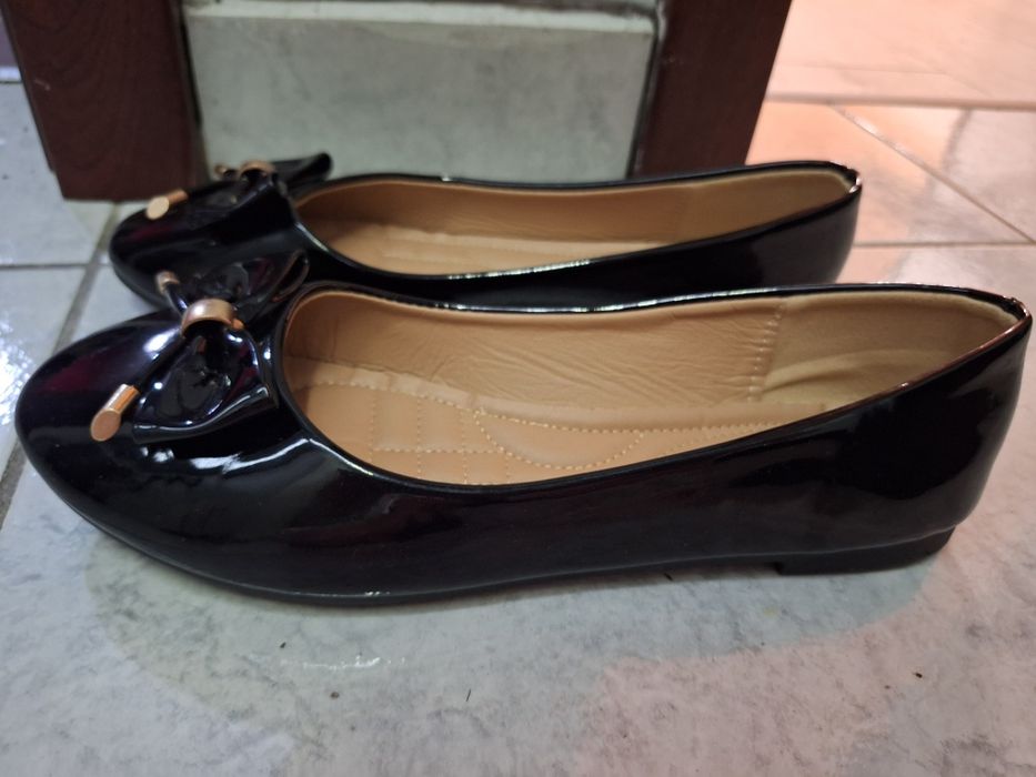 Черни лачени пантофки