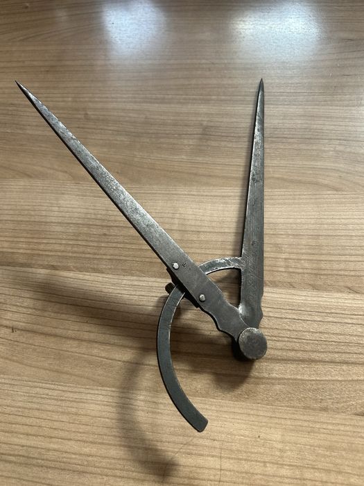 compas de trasaj și masurare vechi, din oțel, folosit în tâmplărie, lăcătușerie sau prelucrarea pielii.