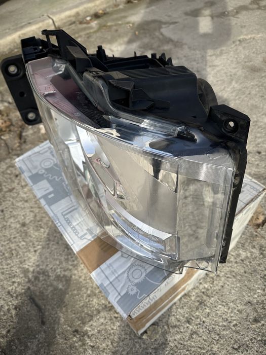 Renautl Range T - десен фар