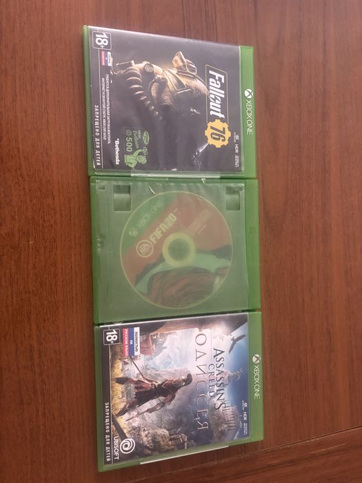 Продам xbox one с двумя джойстиками