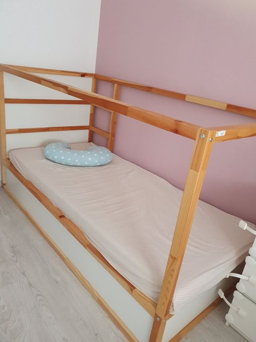 Mobilier camera copii, pat Kura Ikea, reversibil + saltea Malfors / du