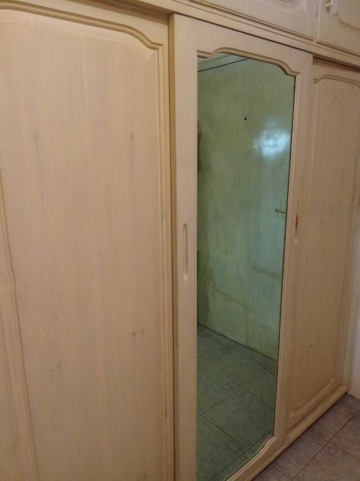 Гардероб с плъзгащи се врати