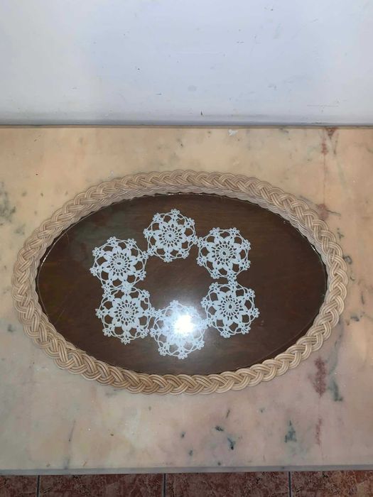 Platou impletit manual din ratan cu protectie de sticla