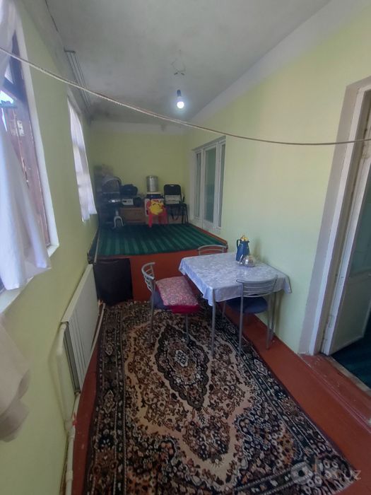 Uy sotiladi srochna bekobod 52 dom 3 xonali