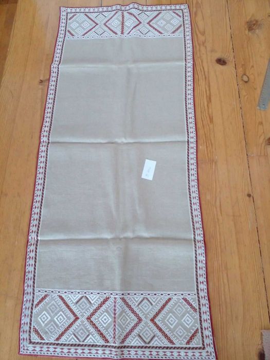 Ръчно бродирани покривки и възглавници на ленена панама