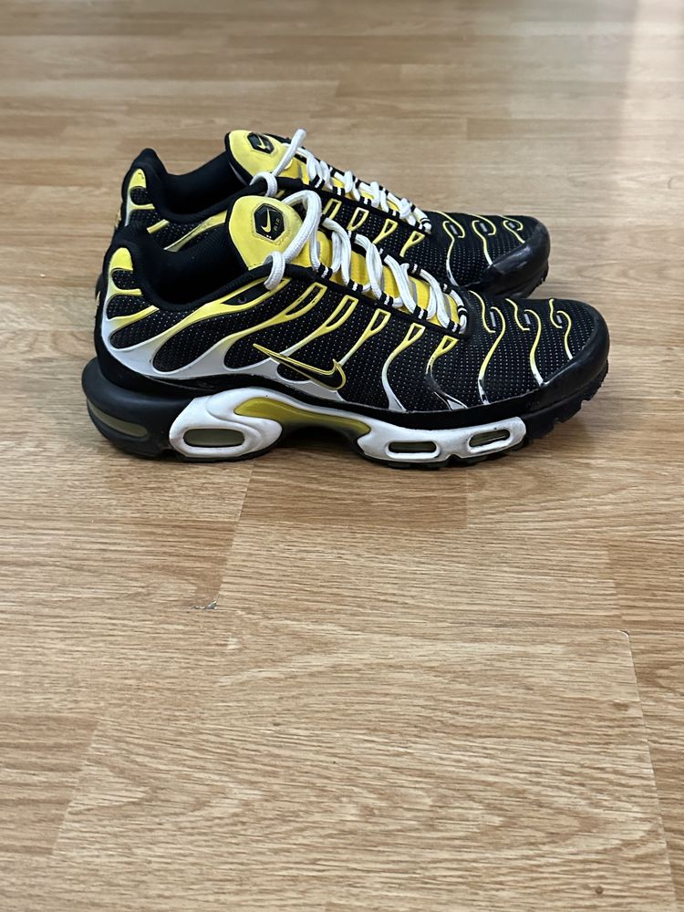 Yellow and black store nike air max plus