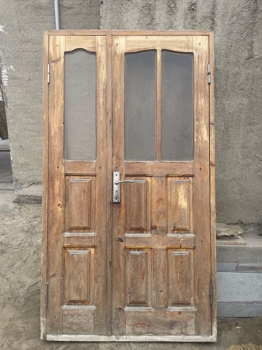 Двер дереянный в отличном состояние !