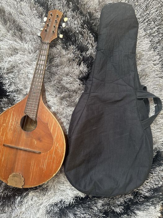 Mandolina veche romaneasca