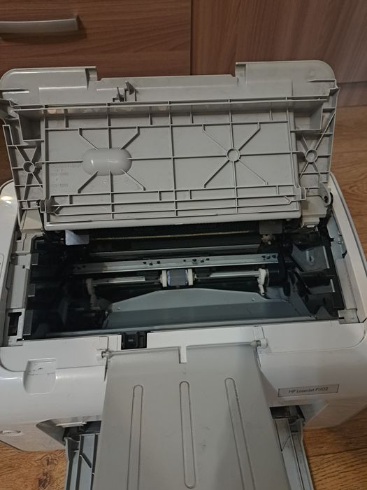 Продам принтер HP 1102