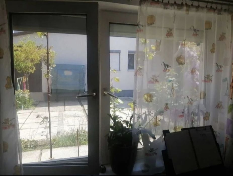 Geam mare 1.90 lungime, 1.30 înălțime cu 2 canapea se deschid ambele geamuri cu sita  împotriva insectelor