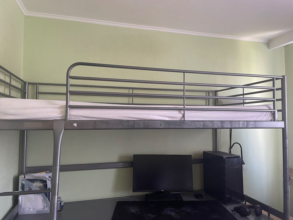 Pat suspendat metalic cu birou si saltea Ikea 90x200 cm